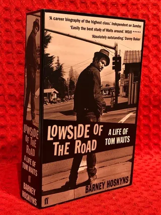 Lowside of the Road: A Life of Tom Waits av Barney Hoskyns - omslag