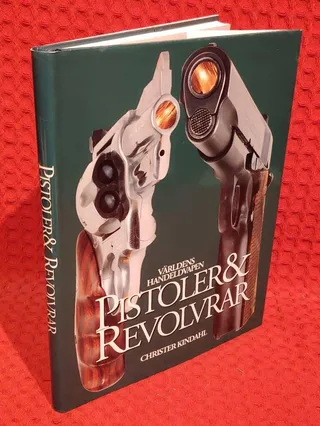 Pistoler & revolvrar av Christer Kindahl - omslag