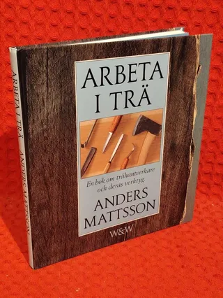 Arbeta i trä : En bok om trähantverkare och deras verktyg av Anders Mattsson - omslag