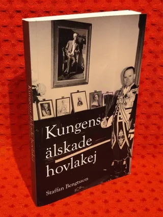Kungens älskade hovlakej : En autofiktiv biografi om hovlakej Engelberth Bengtsson 1897-1978 av Staffan Bengtsson - omslag