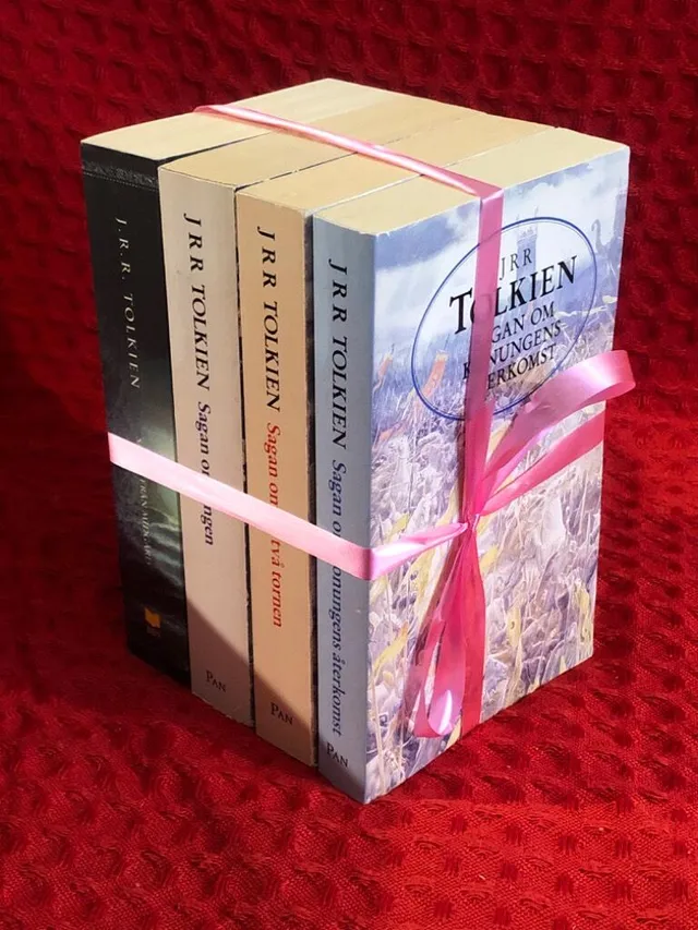 Bokpaket: Sagan om ringen-trilogin + Sagor från Midgård av J. R. R. Tolkien - omslag