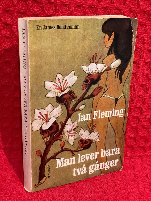 Man lever bara två gånger av Ian Fleming - omslag