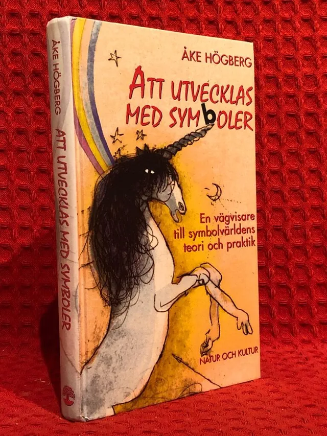 Att utvecklas med symboler : En vägvisare i symbolvärldens teori och praktik av Åke Högberg - omslag