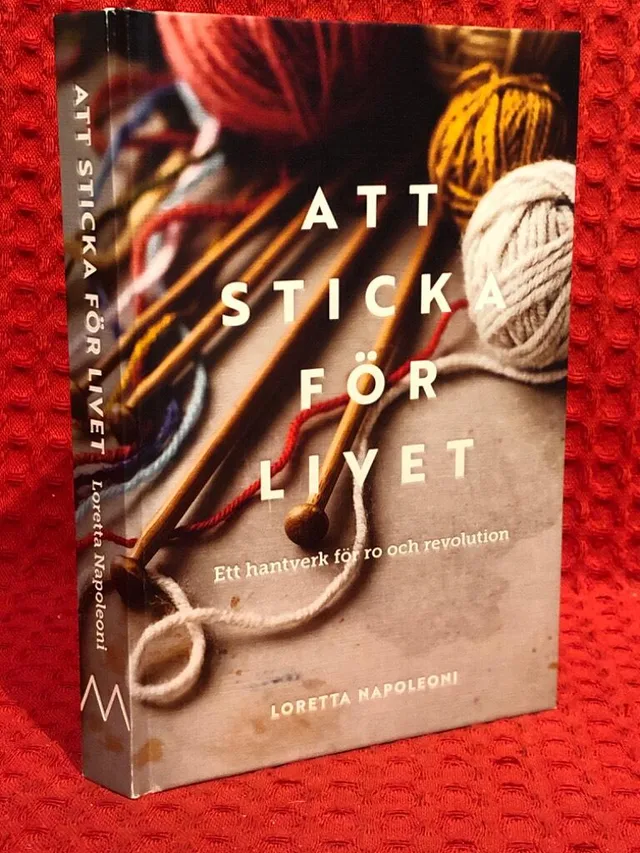Att sticka för livet : ett hantverk för ro och revolution av Loretta Napoleoni - omslag
