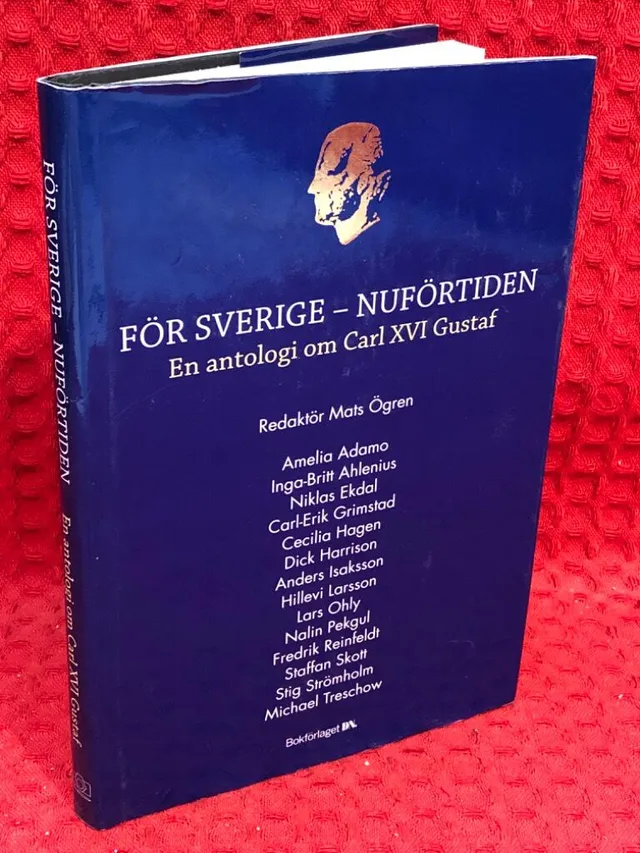 För Sverige - nuförtiden - en antologi om Carl XVI Gustaf av Mats Ögren - omslag