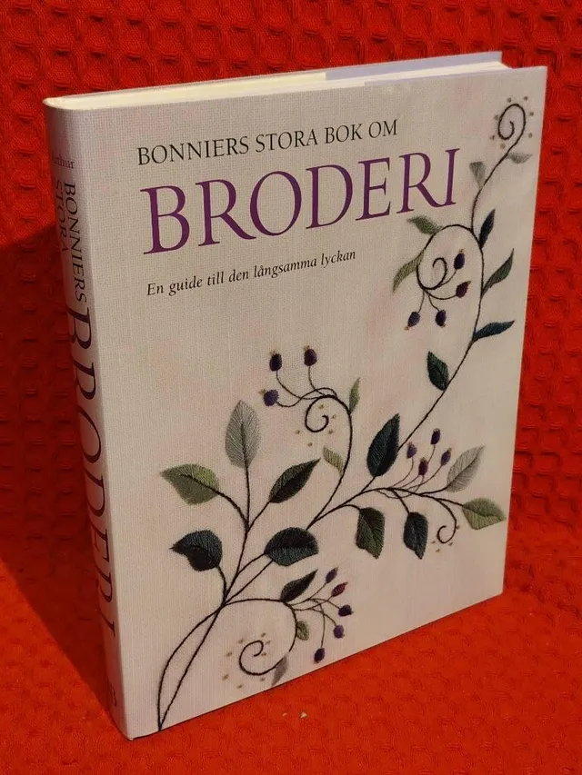 Bonniers stora bok om broderi - en guide till den långsamma lyckan av Liz Arthur - omslag