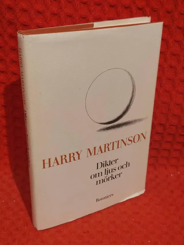 Dikter om ljus och mörker av Harry Martinson - omslag