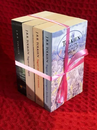 Bokpaket: Sagan om ringen-trilogin + Sagor från Midgård av J. R. R. Tolkien - omslag