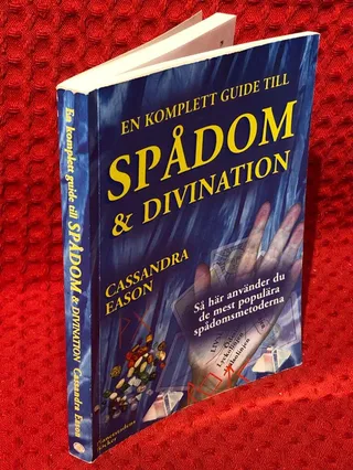En komplett guide till spådom och divination av Cassandra Eason - omslag