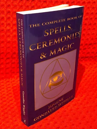 The Complete Book of Spells, Ceremonies and Magic av Migene Gonzalez-Wippler - omslag