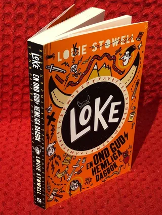 Loke: en ond guds hemliga dagbok av Louie Stowell - omslag