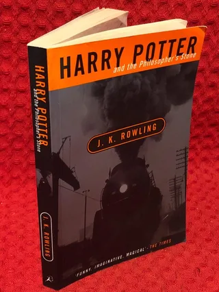 Harry Potter and the philosopher's stone av J. K. Rowling - omslag