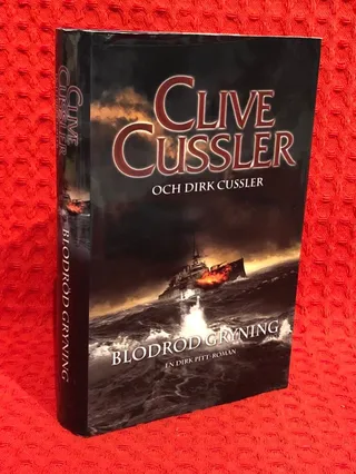 Blodröd gryning : en Dirk Pitt-roman av Clive Cussler - omslag