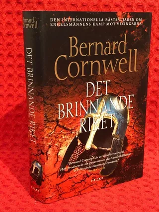 Det brinnande riket av Bernard Cornwell - omslag