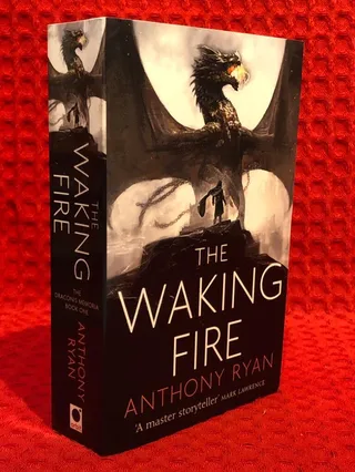 The Waking Fire av Anthony Ryan - omslag
