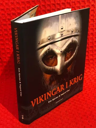 Vikingar i krig av Kim Hjardar - omslag