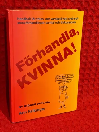 Förhandla, kvinna! : handbok för yrkes- och vardagslivets små och stora förhandlingar, samtal och diskussioner av Ann Falkinger - omslag