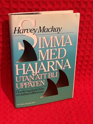 Simma med hajarna utan att bli uppäten : överlevnadsråd från en luttrad affärsman av Harvey Mackay - omslag