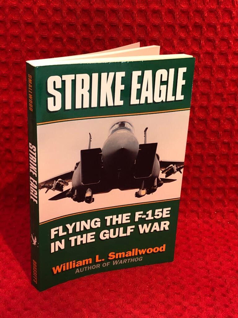 Strike Eagle Flying the F-15E in the gulf war av William L Smallwood - omslag