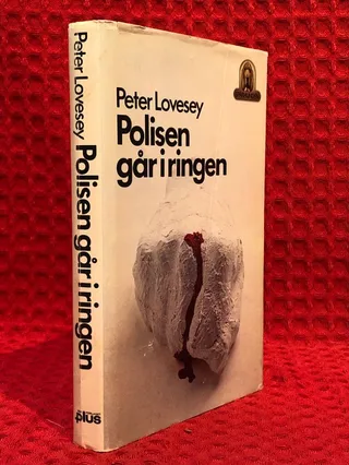Polisen går i ringen av Peter Lovesey - omslag