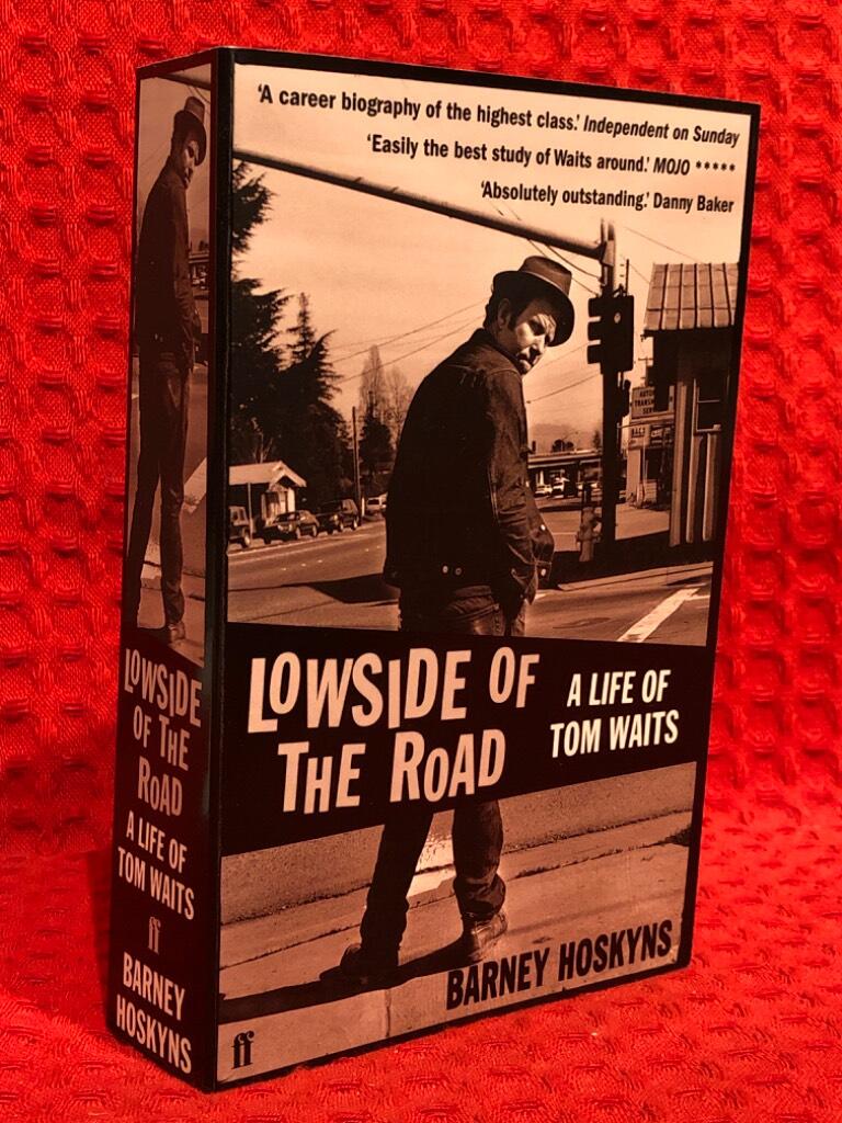 Lowside of the Road: A Life of Tom Waits av Barney Hoskyns - omslag