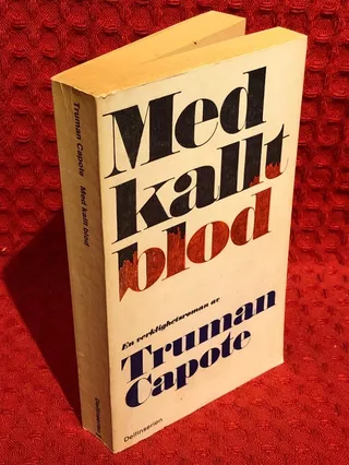 Med kallt blod : en sann redogörelse för ett fyrdubbelt mord och dess följder av Truman Capote - omslag