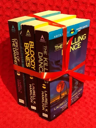 The circus of the damned, Bloody bones, The killing dance av Laurell K. Hamilton - omslag