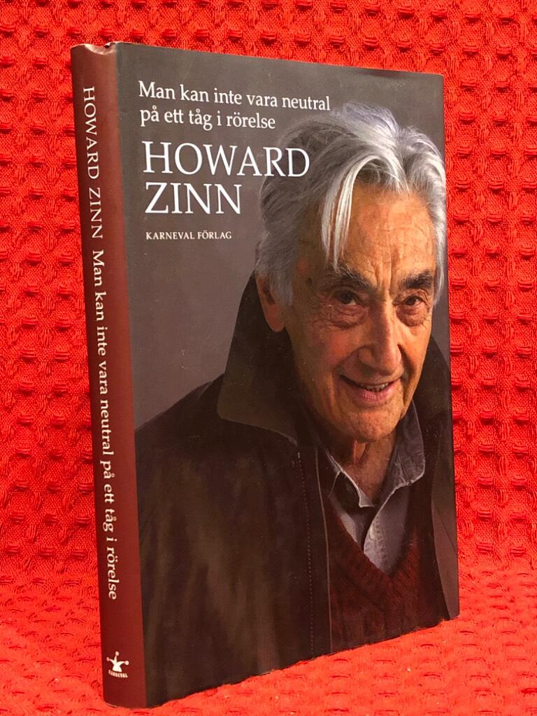 Man kan inte vara neutral på ett tåg i rörelse av Howard Zinn - omslag