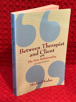 Between therapist and client av Michael Kahn - omslag