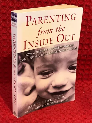 Parenting from the inside out : how a deeper self-understanding can help you raise children who thrive av Daniel J. Siegel - omslag