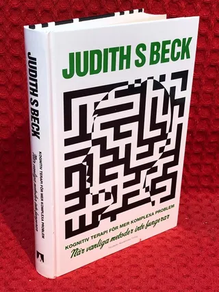 Kognitiv terapi för mer komplexa problem : när vanliga metoder inte fungerar av Judith Beck - omslag