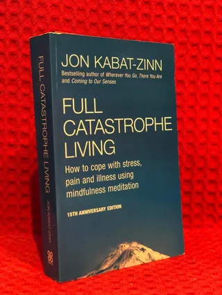Full catastrophe living - how to cope with stress, pain and illness using mindfulness meditation av Jon Kabat-Zinn - omslag
