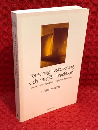 Personlig livstolkning och religiös tradition : om det personligas plats i religionspedagogiken av Björn Wiedel - omslag