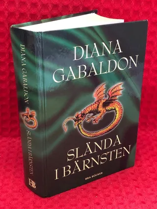 Slända i bärnsten av Diana Gabaldon - omslag