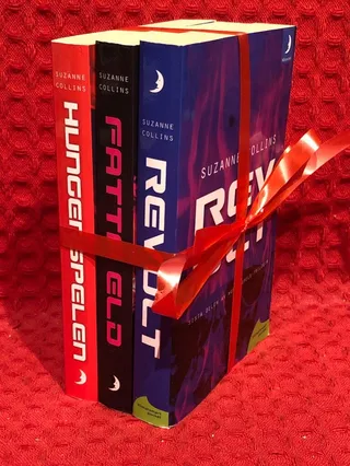 Bokpaket: Hungerspelen 1, 2, 3 av Suzanne Collins - omslag
