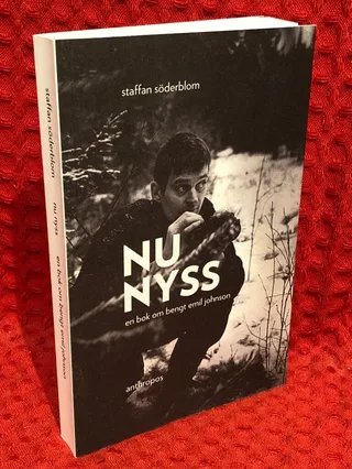Nu nyss : en bok om Bengt Emil Johnson av Staffan Söderblom - omslag