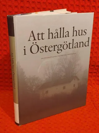 Att hålla hus i Östergötland - [om Östergötlands fantastiska bebyggelse] av Kalle Bäck - omslag