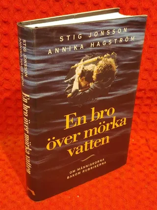 En bro över mörka vatten - om människorna bakom rubrikerna av Stig Jonsson - omslag