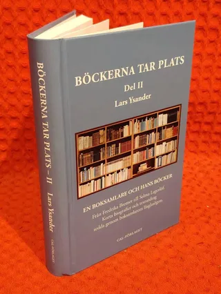 Böckerna tar plats - en boksamlare och hans böcker : från Fredrika Bremer till Selma Lagerlöf : korta biografier och textutdrag sedda genom boksamlarens läsglasögon av Lars Ysander - omslag