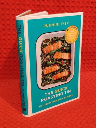 The quick roasting tin - 30 minute one dish dinners av Rukmini Iyer - omslag