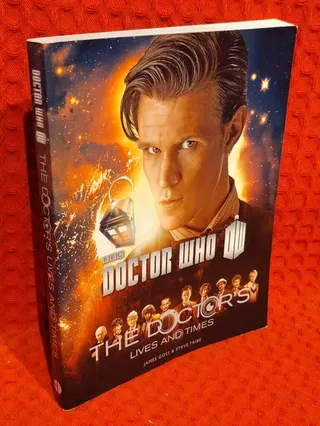 Doctor Who: The Doctor's Lives and Times av James Goss - omslag