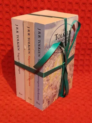 Bokpaket: Sagan om ringen trilogin av J. R. R Tolkien - omslag