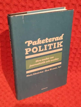 Paketerad politik - elva essäer om journalistik och medier av Mats Ekström - Åsa Kroon - omslag