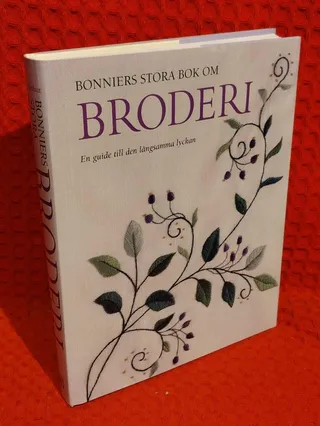 Bonniers stora bok om broderi - en guide till den långsamma lyckan av Liz Arthur - omslag
