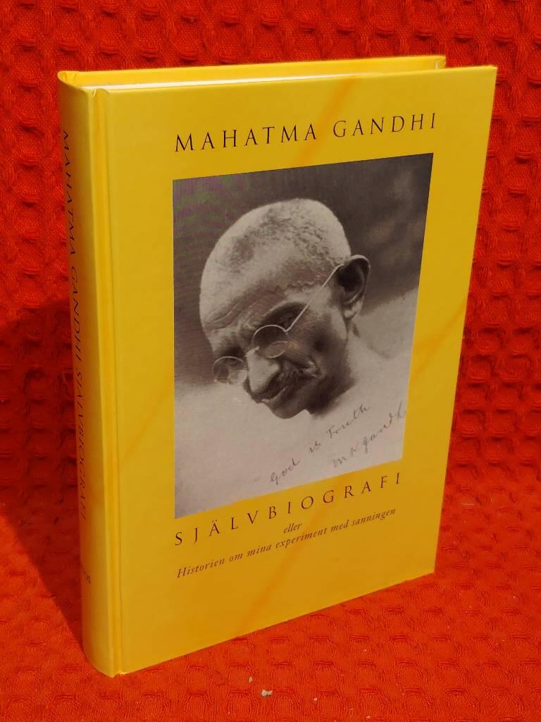 Självbiografi eller Historien om mina experiment med sanningen av Gandhi - omslag