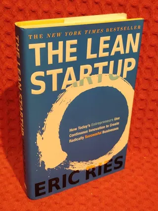 The lean startup : How today's entrepreneurs use continuous innovation to create radically successful businesses av Eric Ries - omslag