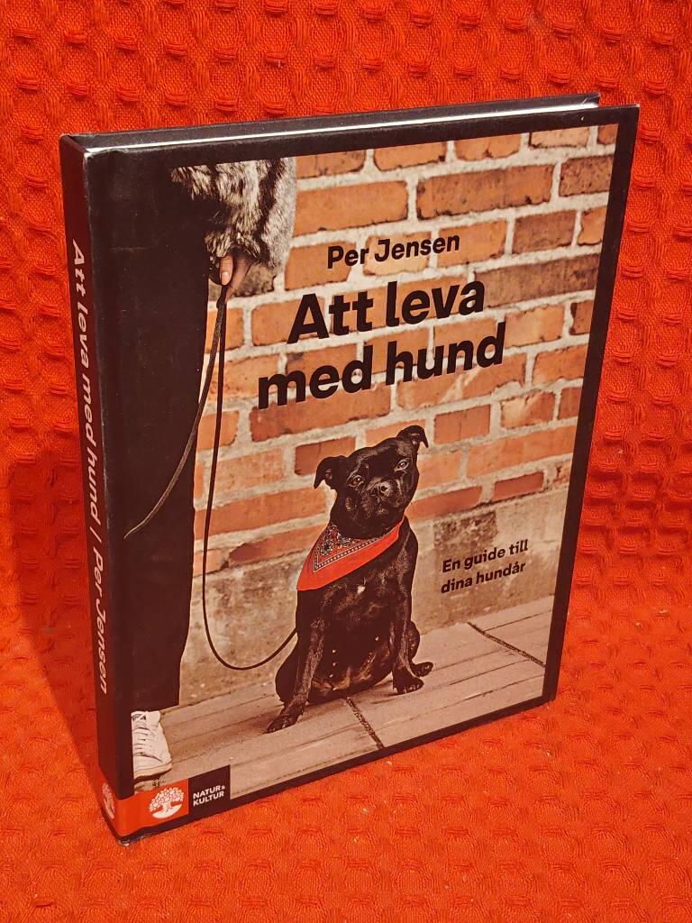 Att leva med hund : en guide till dina hundår av Per Jensen - omslag