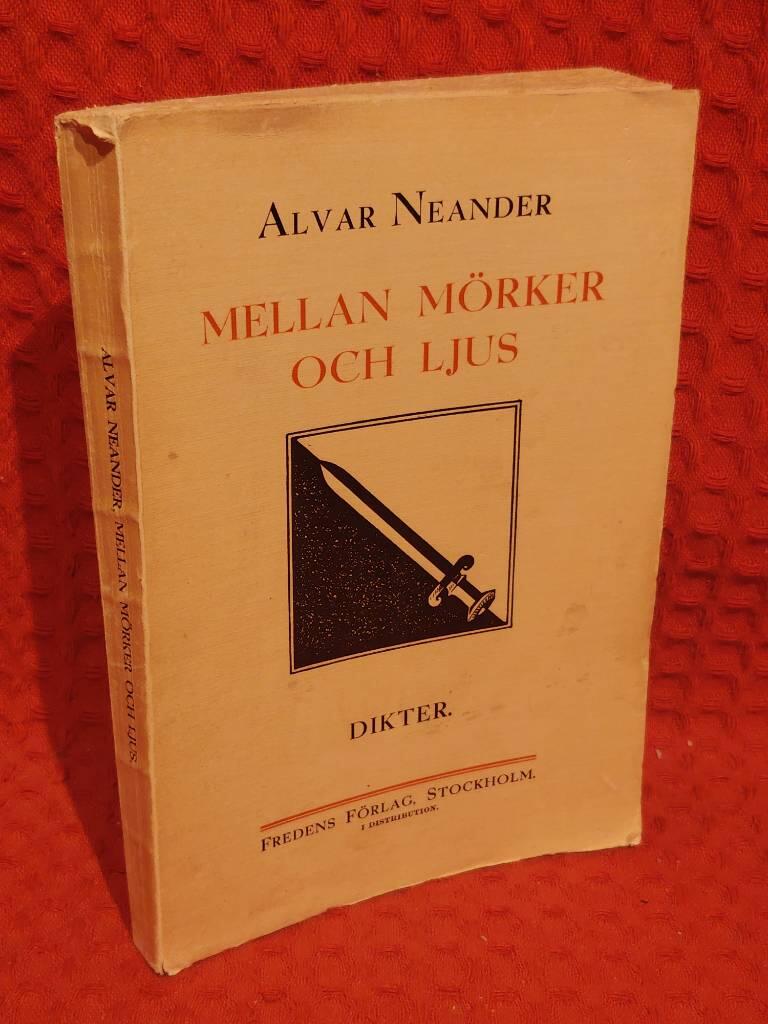 Mellan mörker och ljus av Alvar Neander - omslag