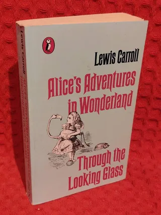 Alice's adventures in Wonderland and Through the looking glass av Lewis Carroll - omslag