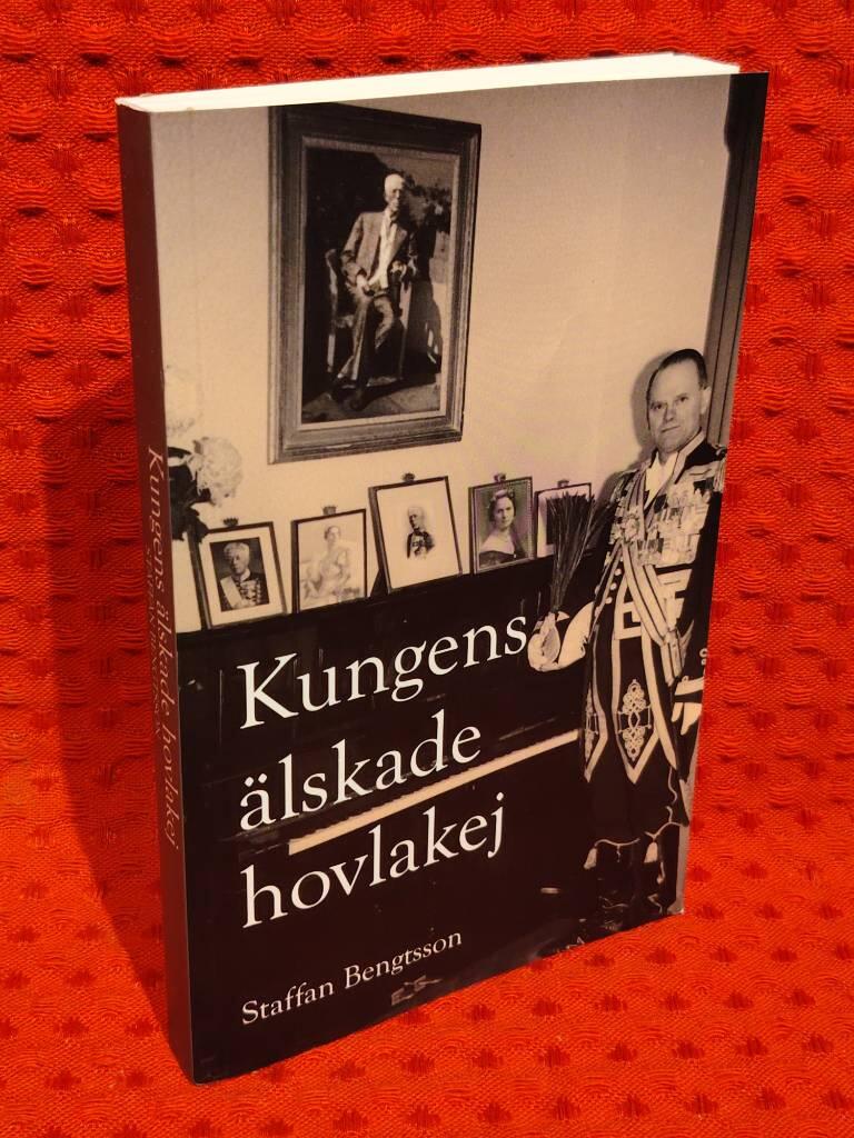 Kungens älskade hovlakej : En autofiktiv biografi om hovlakej Engelberth Bengtsson 1897-1978 av Staffan Bengtsson - omslag